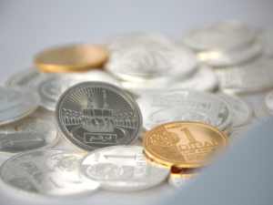 pile of gold dinars and silver dirhams